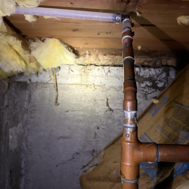 Copper piping with T-joint and insulation above