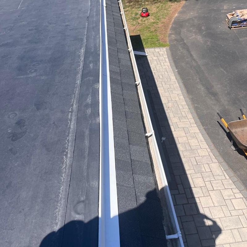 EPDM rubber roof membrane and asphalt shingle edge