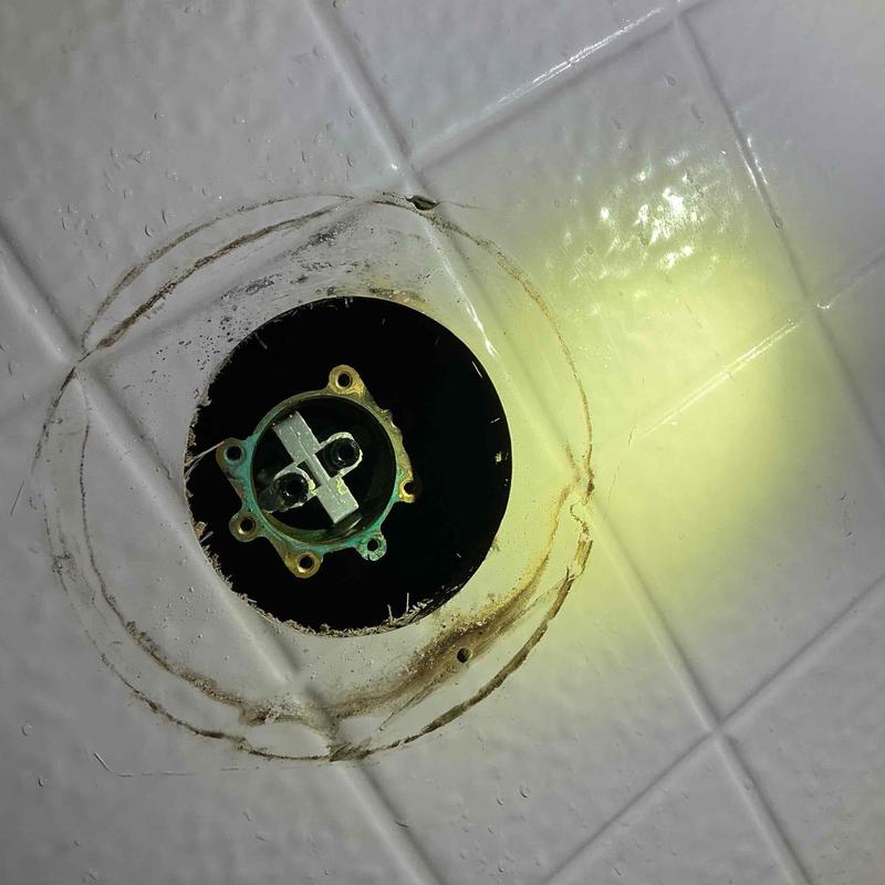 Single-handle faucet cartridge housing on tiled wall