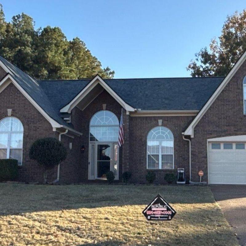 Owens Corning Oakridge asphalt roofing system on brick home