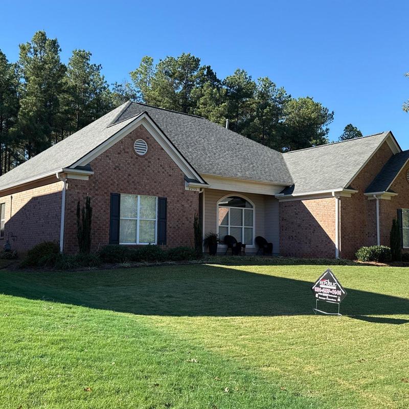 Owens Corning Oakridge asphalt roof on brick home
