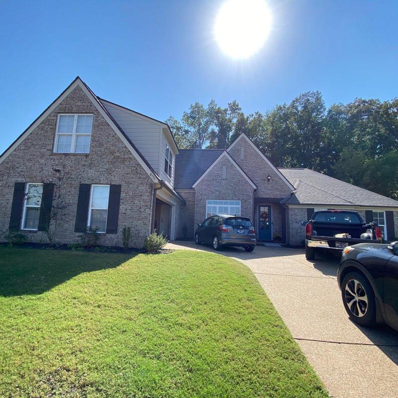 Owens Corning Oakridge asphalt roof on brick home Owens Corning Oakridge asphalt roof on brick home