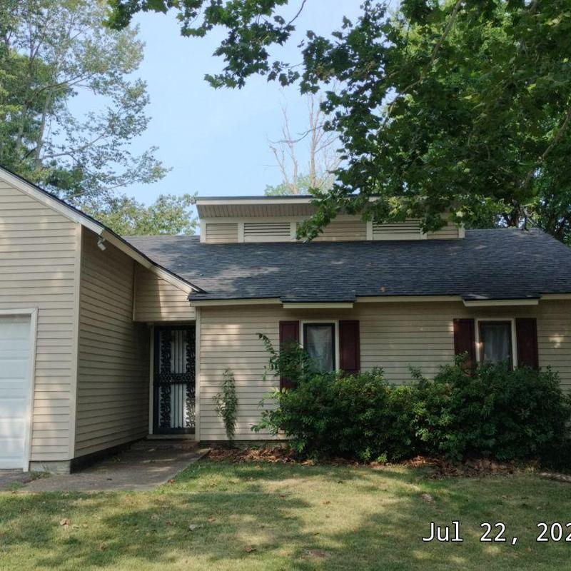 Owens Corning Oakridge asphalt roof on home