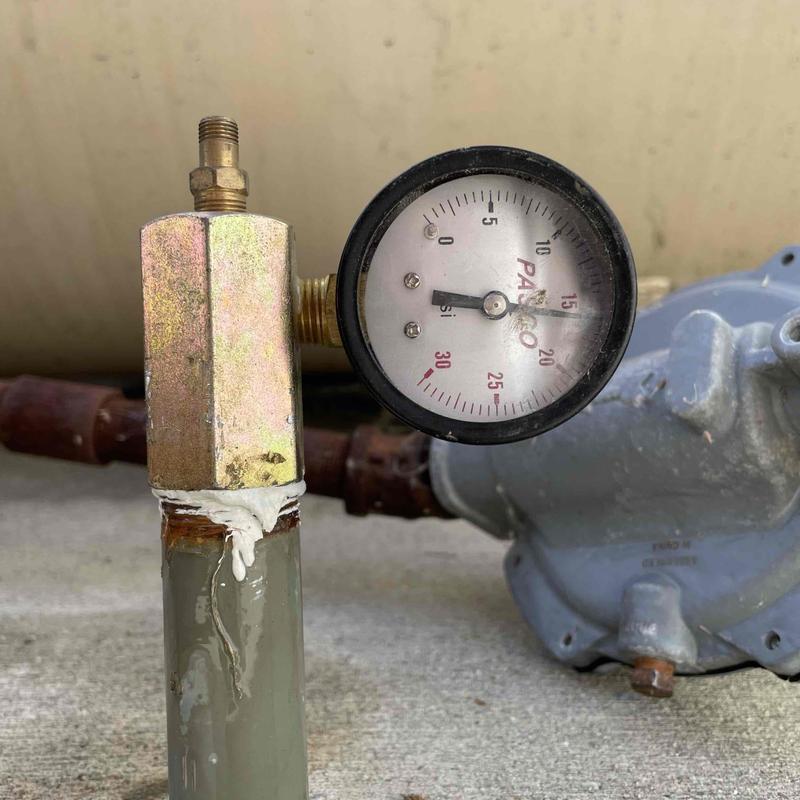 Pressure gauge on gas regulator with CSST piping