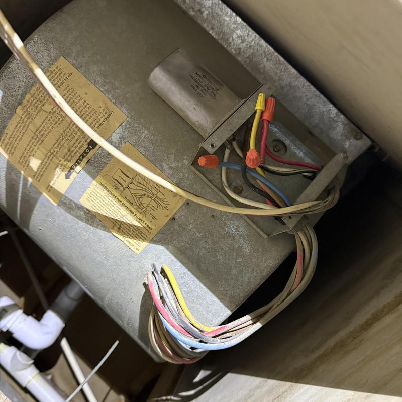 Blower motor wiring with wire connectors in HVAC unit Blower motor wiring with wire connectors in HVAC unit