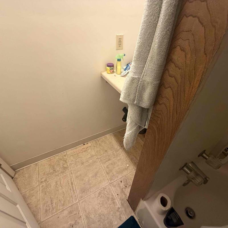 Bathtub drain with outdated drum trap in bathroom