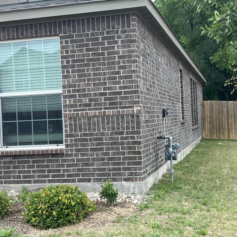 Brick exterior corner wall with mortar joints
