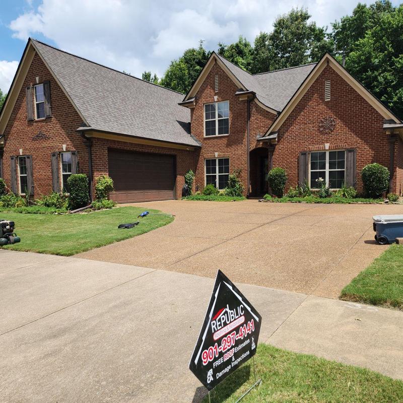 Owens Corning Oakridge asphalt shingle roof installation