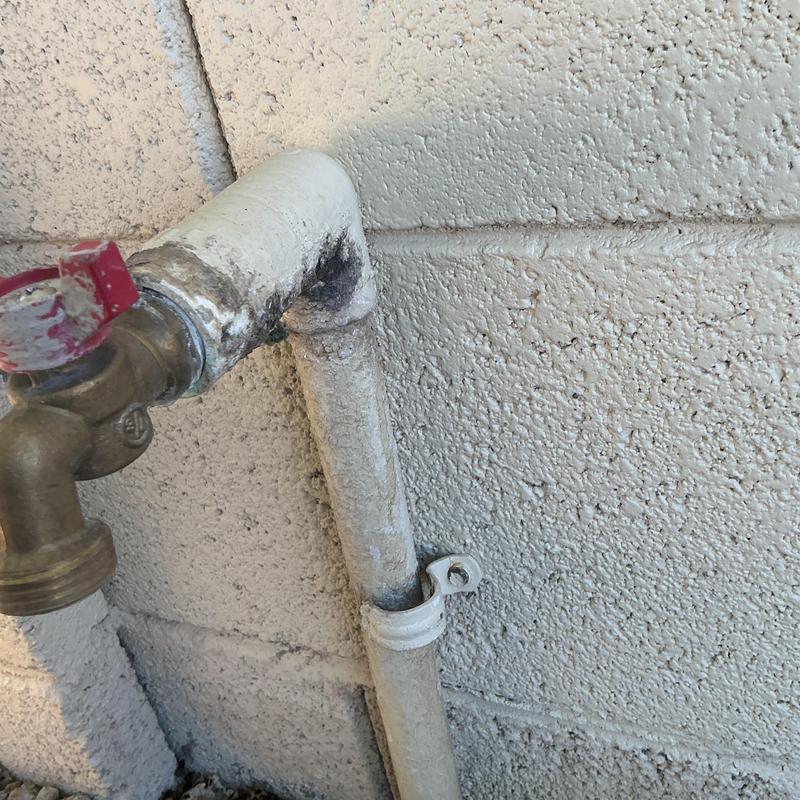 Outdoor hose bib with corroded pipe connection Outdoor hose bib with corroded pipe connection