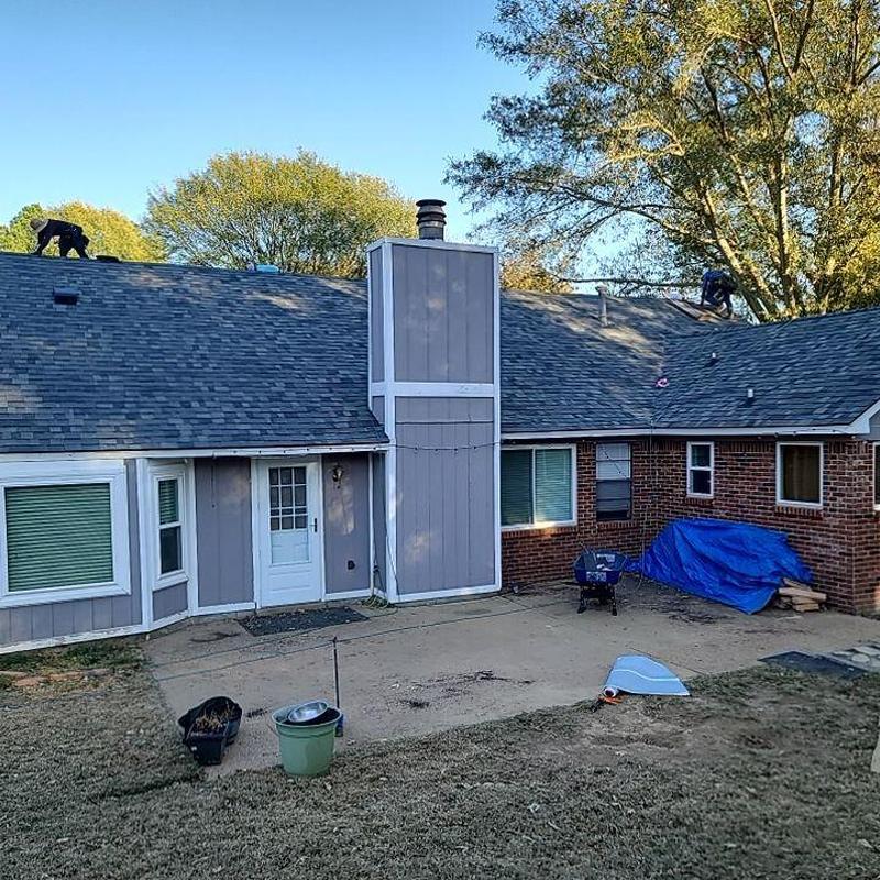 Owens Corning Oakridge asphalt roof with workers