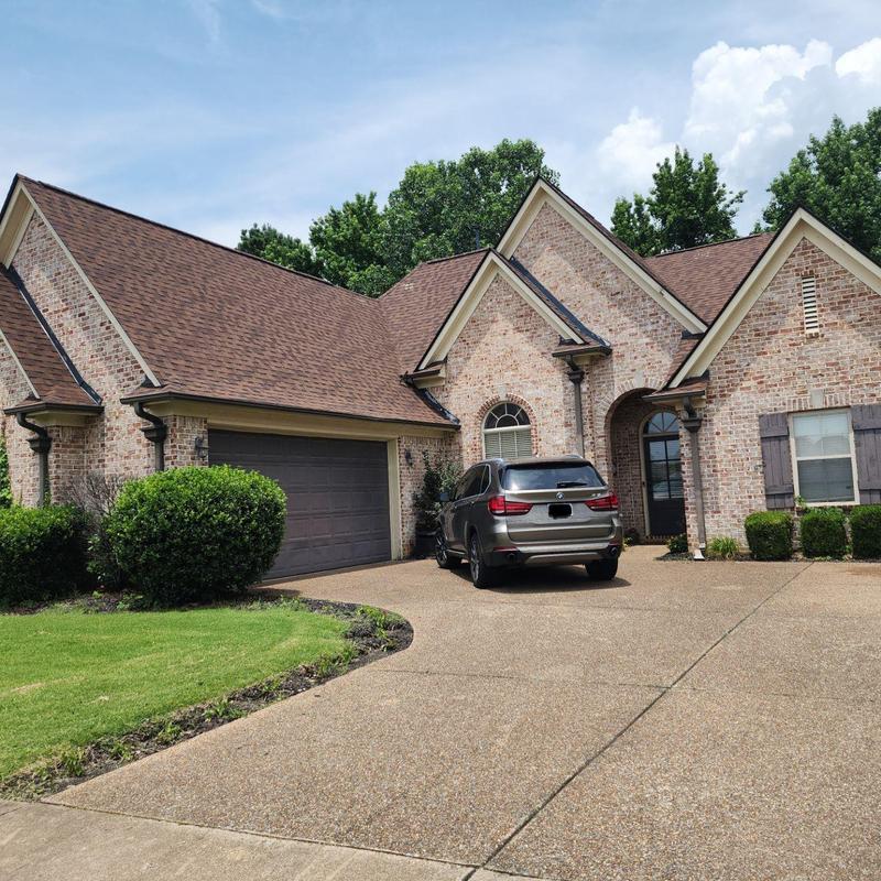 Owens Corning Oakridge asphalt roofing on brick home