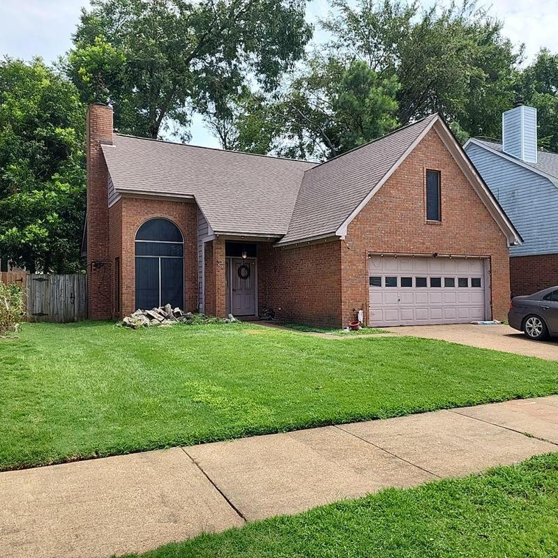 Owens Corning Oakridge asphalt roofing on brick home