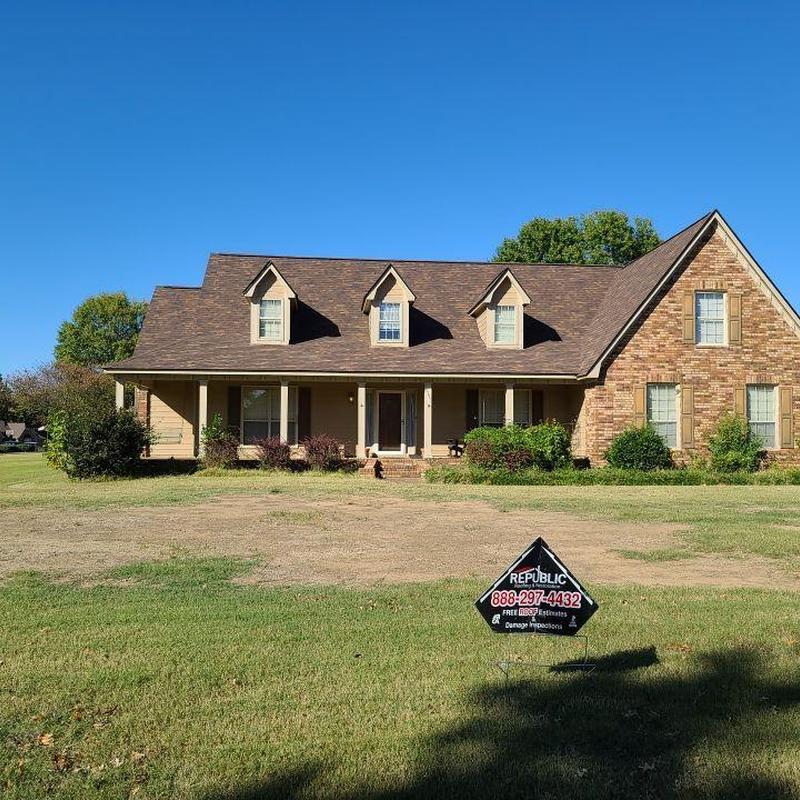 Owens Corning Oakridge asphalt roof on brick house