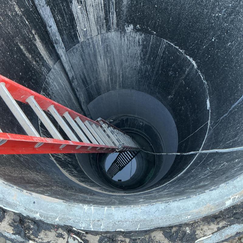 Sewer manhole with ladder for jetting lines access