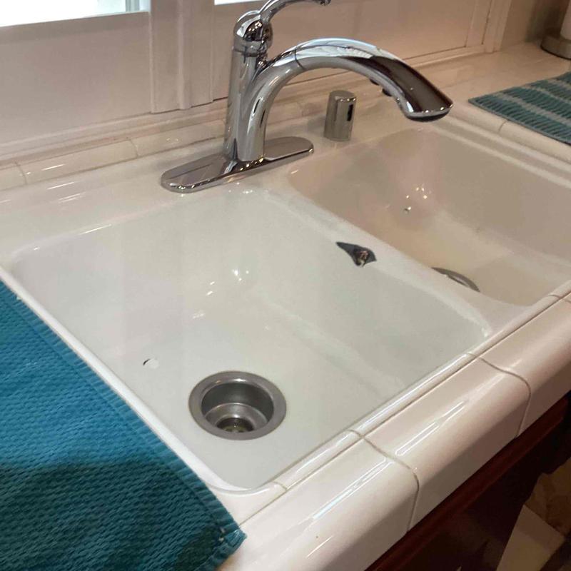 Kitchen faucet with double sink and drain assembly