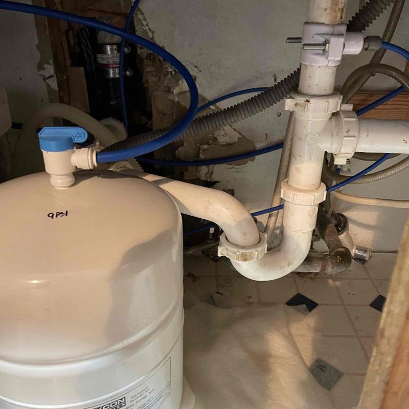 Kitchen sink drain pipes with water tank under sink