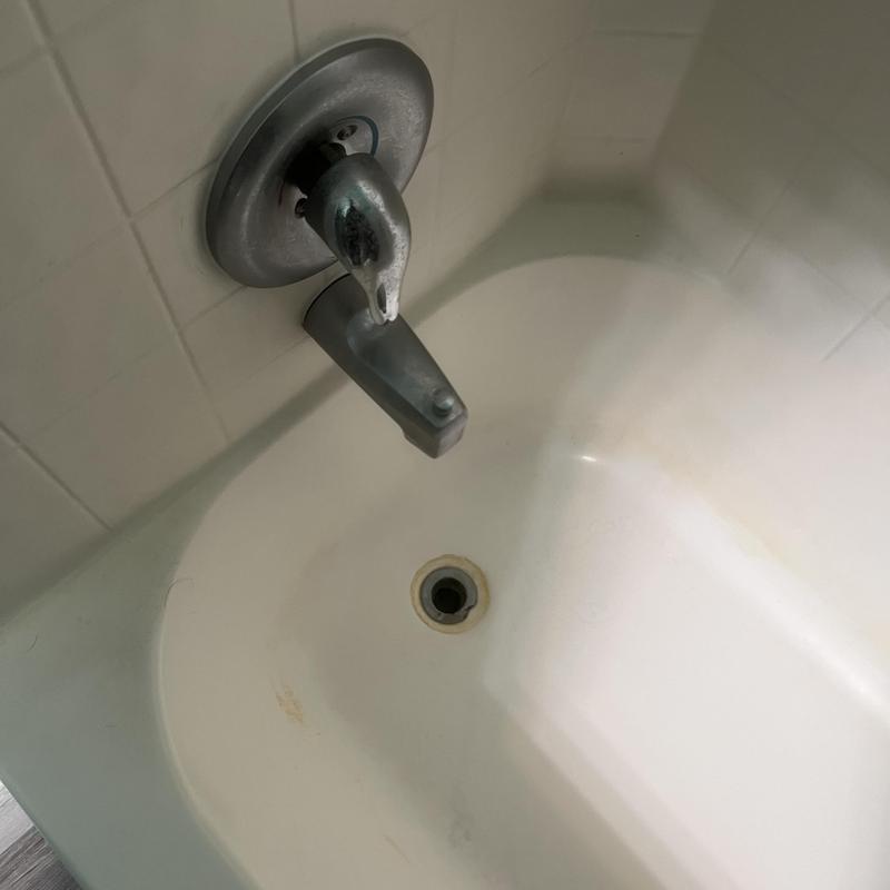 Bathtub drain with missing stopper in bathroom tub