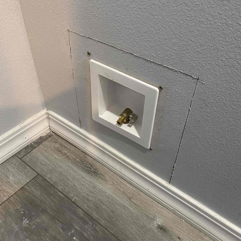 Ice maker valve box with disconnected valve and flex hose