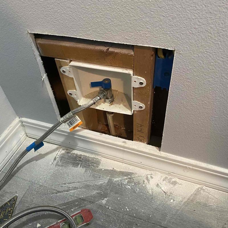 Ice maker valve box with disconnected flex line