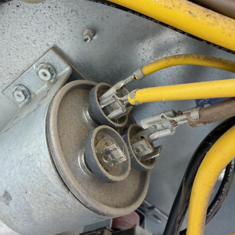 Run capacitor with yellow wire connections in HVAC unit