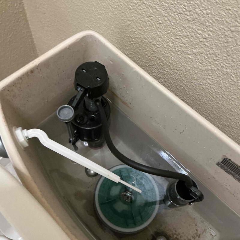 Fluid master fill valve inside toilet tank with water level
