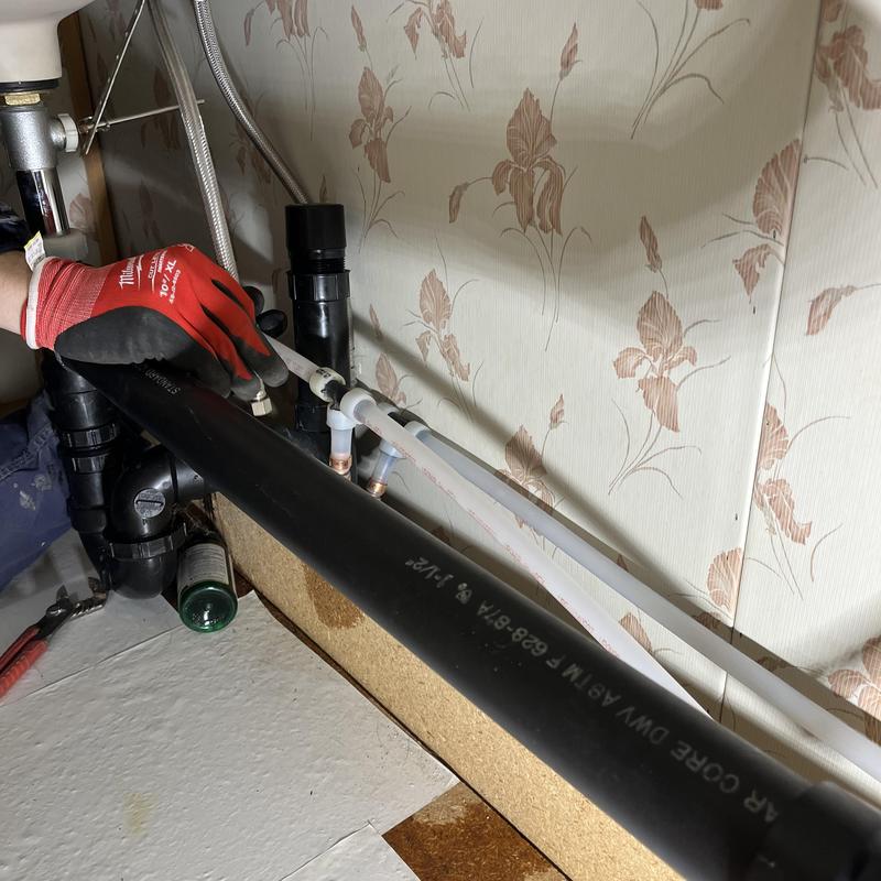 Polybutylene pipe tee and PEX transition fitting installation