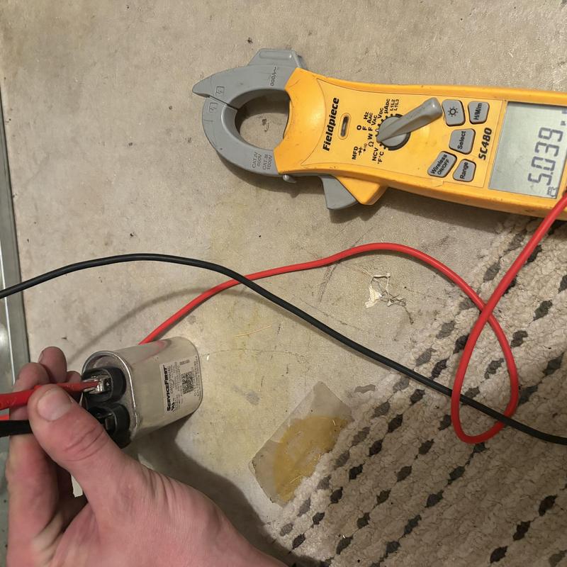 AC capacitor testing with clamp meter and probes