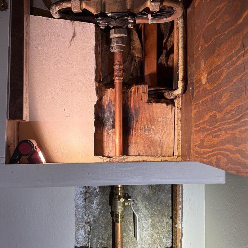 Ball valve shutoff on copper water pipe installation