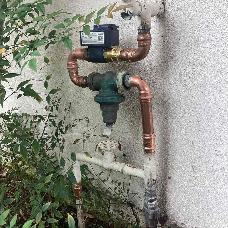 Water leak-detection device on main service riser installation