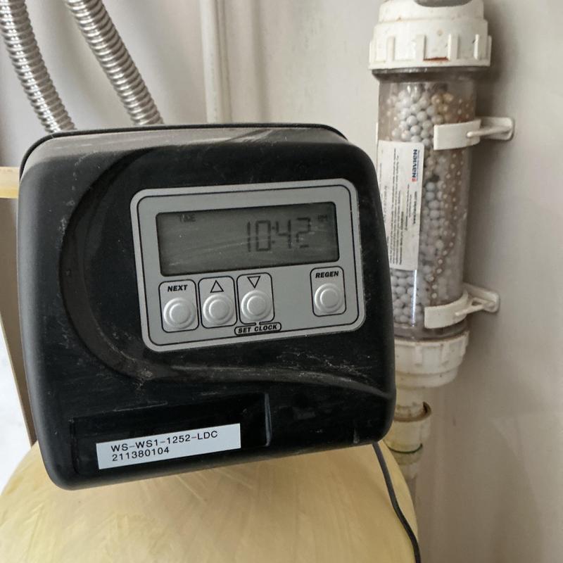 Water softener control valve with filtration beads Water softener control valve with filtration beads