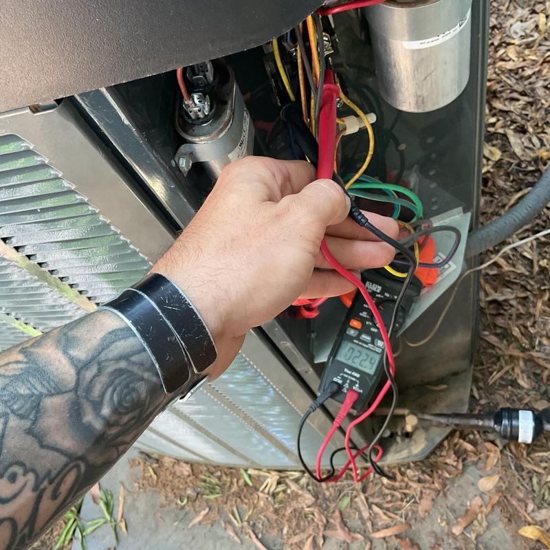 Air conditioner electrical connections testing with multimeter