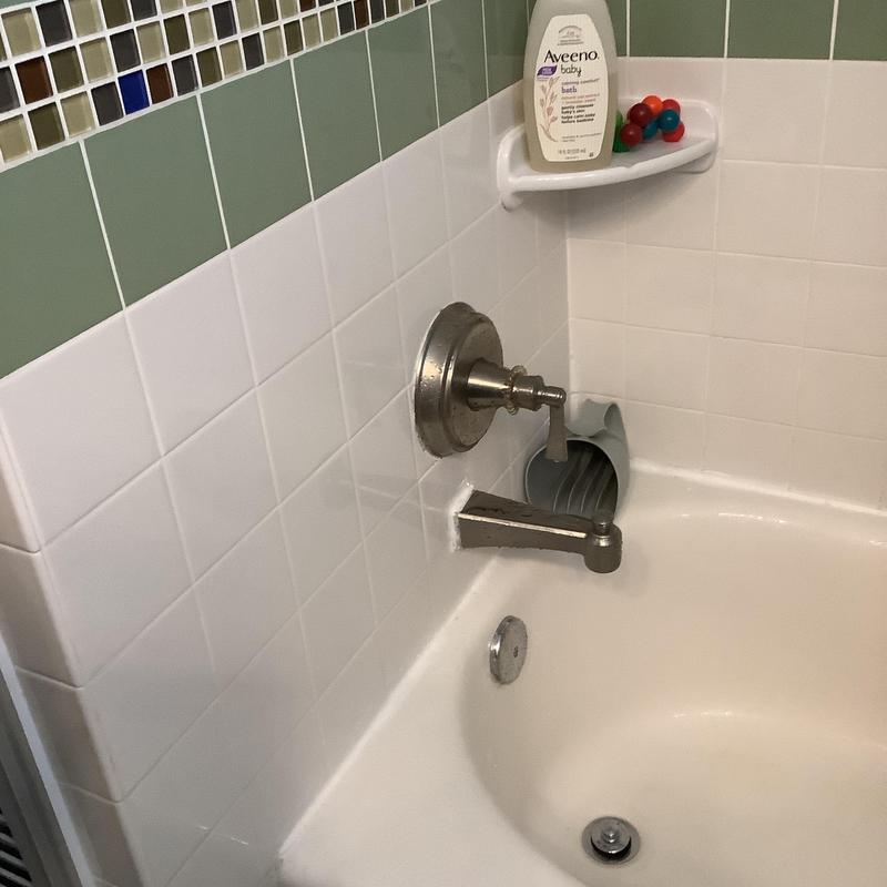 Tubshower diverter with trim and spout in bathtub Tubshower diverter with trim and spout in bathtub