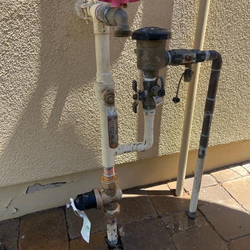 Pressure regulator valve and copper riser pipe system outdoors