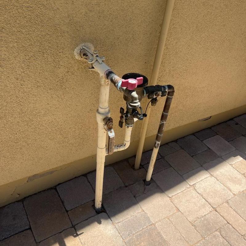 Pressure regulator valve on outdoor water riser pipe
