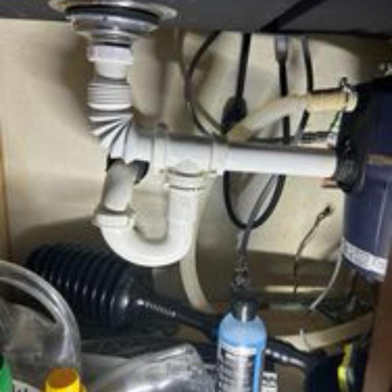 Sink drain pipes with correct fitting and proper drainage setup