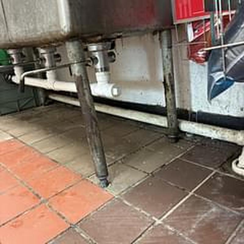 Three-bay sink lever drains and grease trap piping