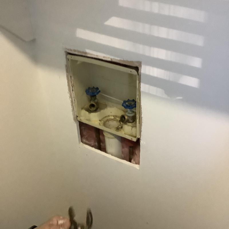 Recessed washing machine outlet box with shut-off valves Recessed washing machine outlet box with shut-off valves