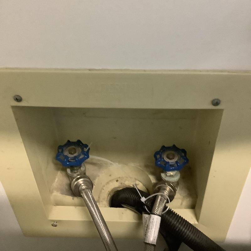 Recessed washing machine outlet box with shut-off valves Recessed washing machine outlet box with shut-off valves