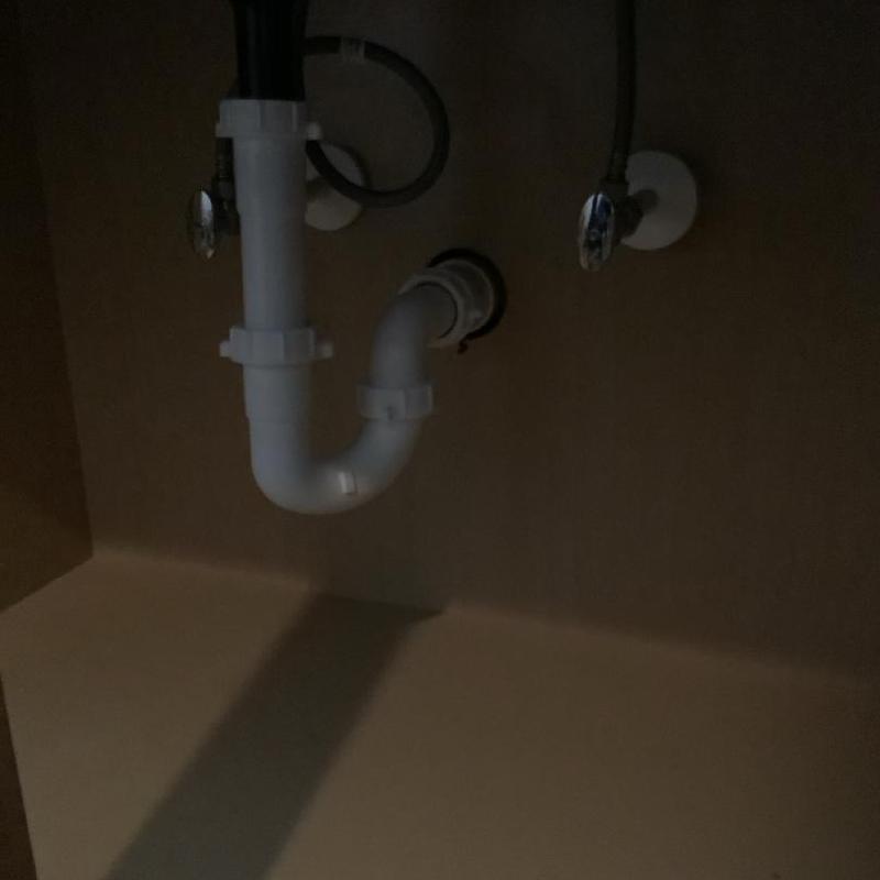 Single handle lavatory faucet with shut off valves under sink Single handle lavatory faucet with shut off valves under sink