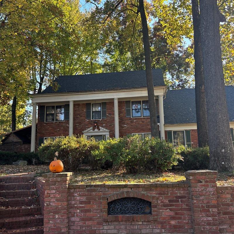 Owens Corning Oakridge asphalt roof on brick home