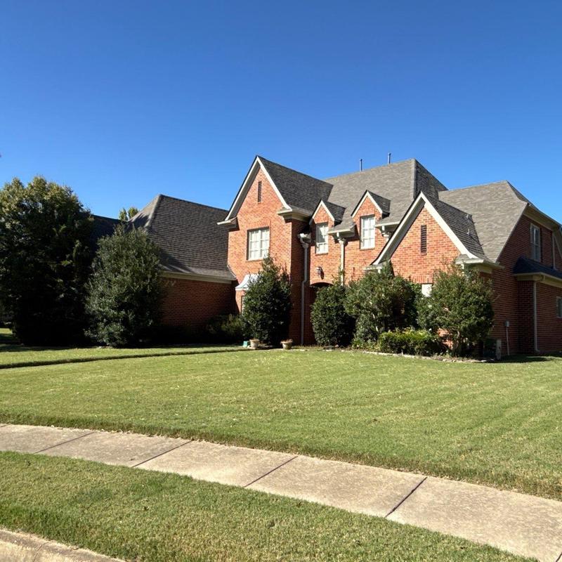 Owens Corning Oakridge asphalt roof on brick home
