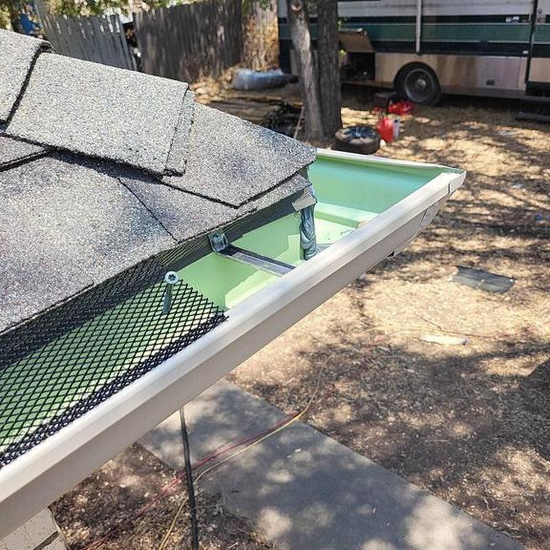 5 inch seamless gutter with mesh guard on roof edge