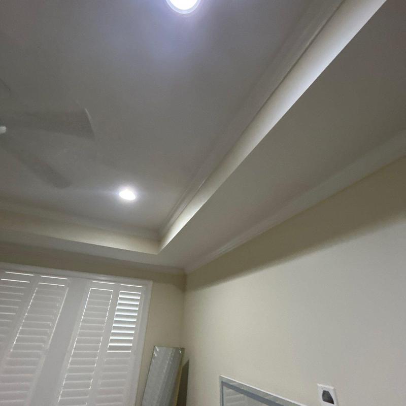 Tray ceiling with recessed lighting and ceiling fan