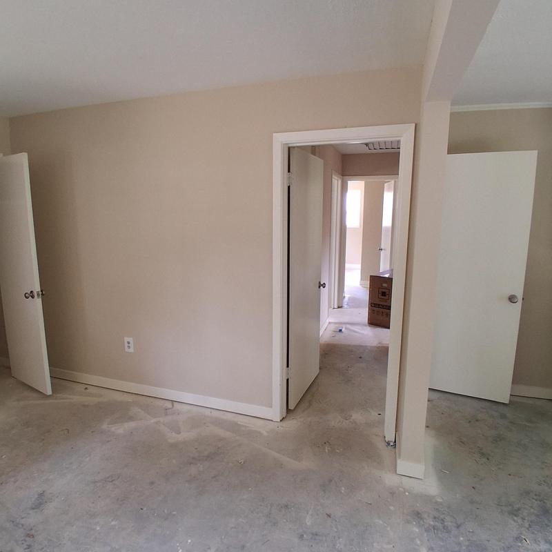 Door knobs and door adjustments in hallway rooms