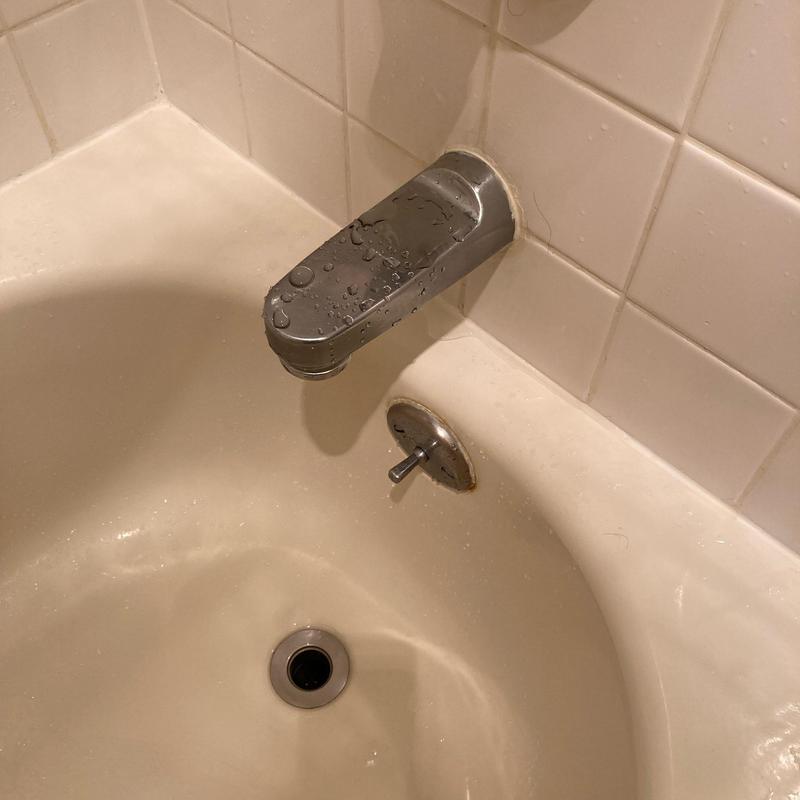 Delta bathtub diverter spout with wet surface Delta bathtub diverter spout with wet surface
