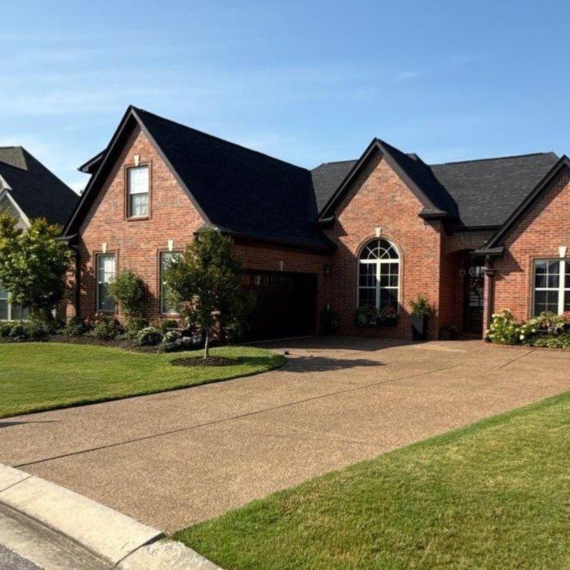 Owens Corning Oakridge asphalt roof with Onyx black shingles