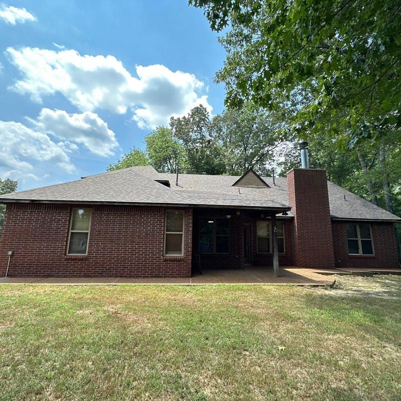 Owens Corning Oakridge asphalt roofing on brick home