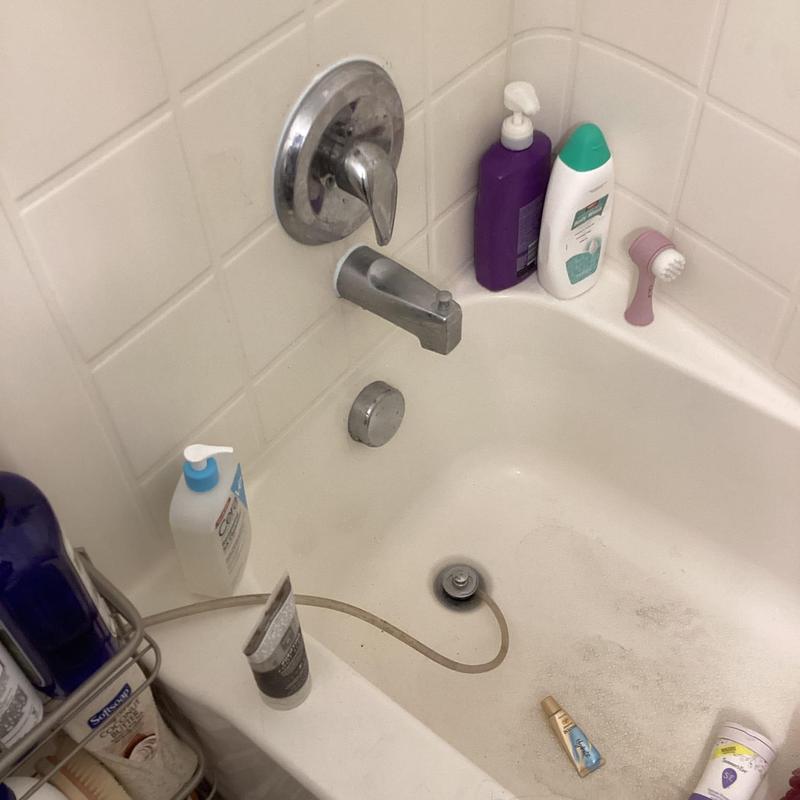 Shower valve and tub faucet with toiletries in corner