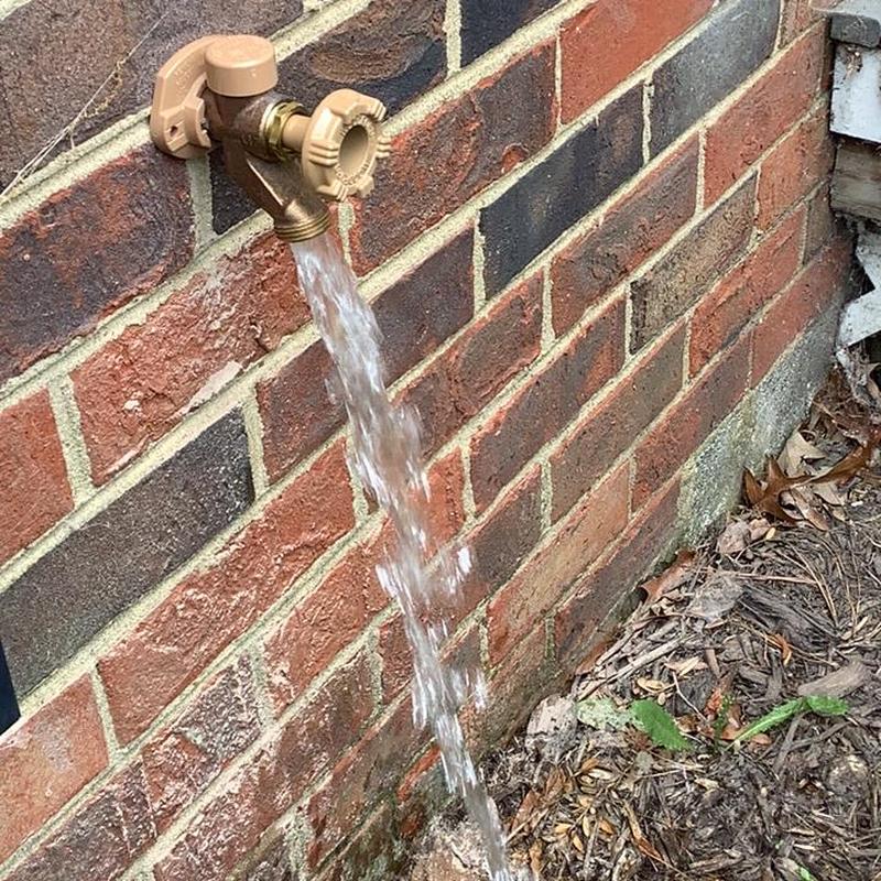 Woodford frost proof hose bib with flowing water Woodford frost proof hose bib with flowing water