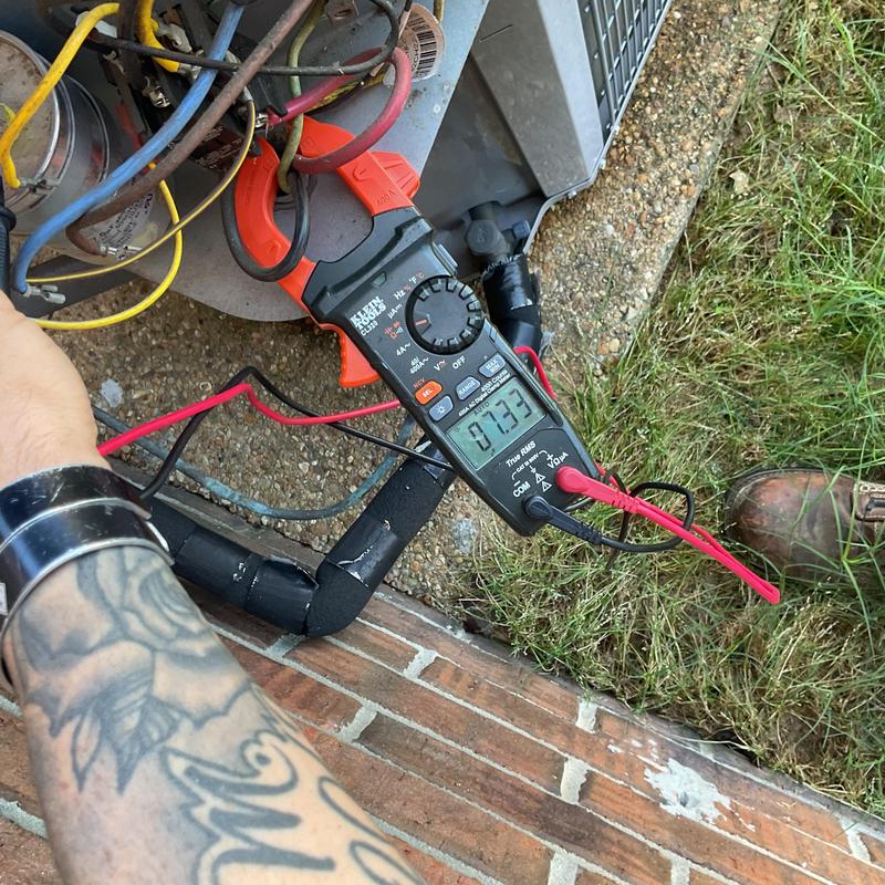 HVAC dual run capacitor voltage testing with meter